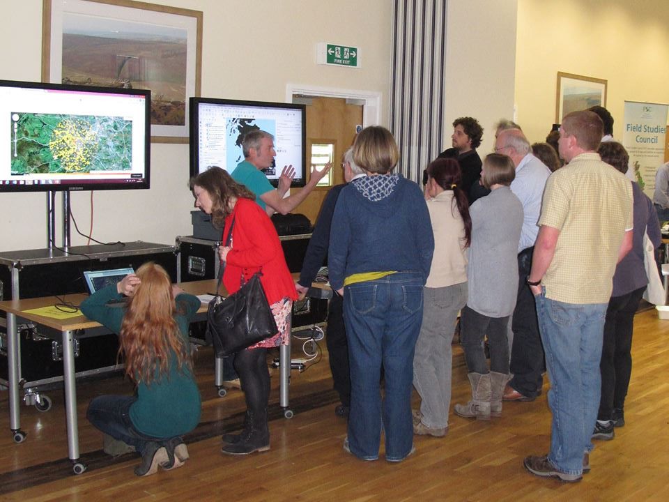 Rich giving QGIS & Tom.bio tool demo at NFBR 2015 (photo P. Lightfoot)